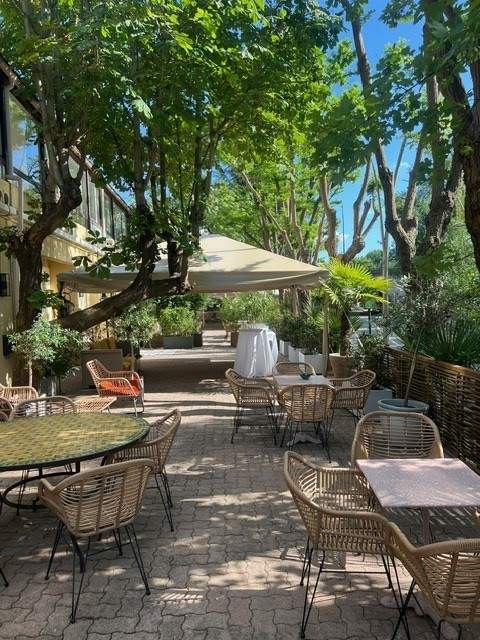 JADE TERRASSE SOUS LES ARBRES