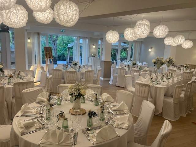 jade vue ensemble avec table honneur