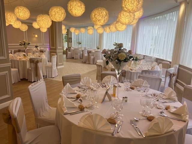 perle vases roses blanches